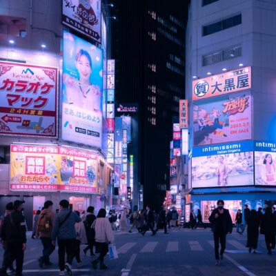 a city street filled with lots of people